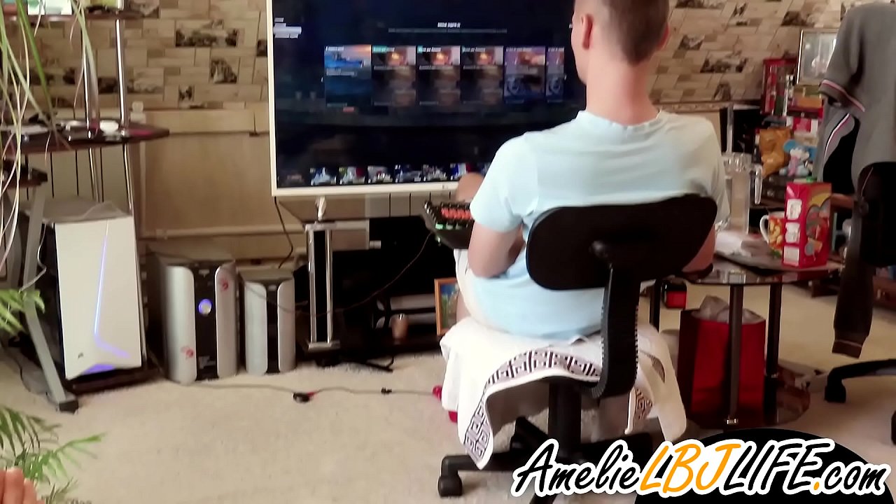 Nwa agbọghọ na-eji ihe egwuregwu mmekọahụ eme onwe nwoke ma ọ bụ nwanyị ka enyi ya nwoke gwuo egwuregwu kọmputa