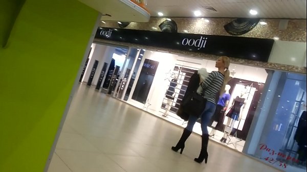 Chick dị jụụ na nnukwu ụlọ ahịa.